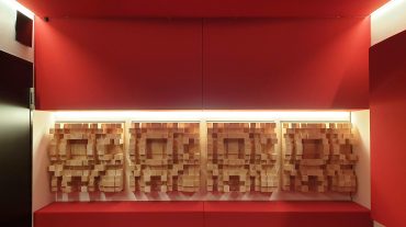 ADS Acoustic Design System Regierückwand mit D300 Diffusoren und integrierter Beleuchtung