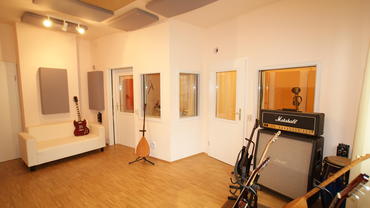 Tracking room