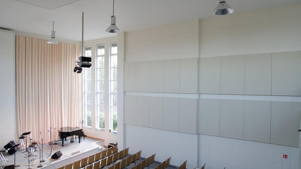 A100 Breitbandabsorber an der Wand eines Gemeinderaumes
