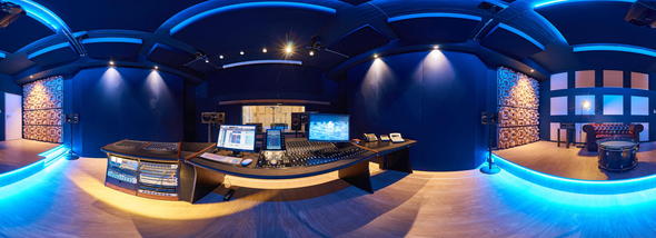Regieraum Studio 2 Bauer Studios Ludwigsburg Rückwand mit eingelassenen Bassfallen vom Typ B620 Seitenwand mit stoffbespanntem raumhohem Quermodenabsorber und Echtholzdiffusoren vom Typ D300 Deckenabsorber Typ A115 MAX1 und A127 MAX1 Foto Steffen Schmid