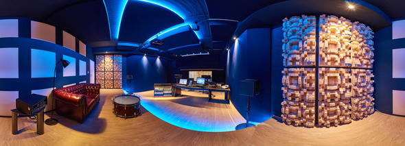 Regieraum Studio 2 Bauer Studios Ludwigsburg Rückwand mit eingelassenen Bassfallen vom Typ B620 Seitenwand mit stoffbespanntem raumhohem Quermodenabsorber und Echtholzdiffusoren vom Typ D300 Deckenabsorber Typ A115 MAX1 und A127 MAX1 Foto Steffen Schmid