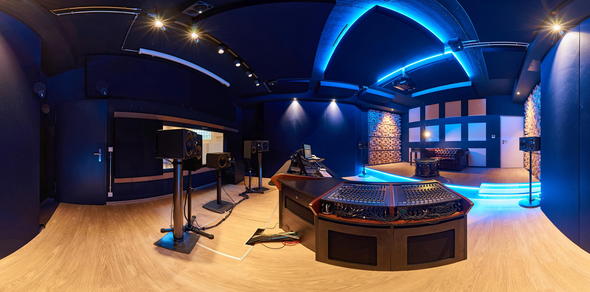 Regieraum Studio 2 Bauer Studios Ludwigsburg Rückwand mit eingelassenen Bassfallen vom Typ B620 Seitenwand mit stoffbespanntem raumhohem Quermodenabsorber und Echtholzdiffusoren vom Typ D300 Deckenabsorber Typ A115 MAX1 und A127 MAX1 Foto Steffen Schmid
