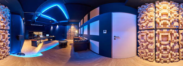 Regieraum Studio 2 Bauer Studios Ludwigsburg Rückwand mit eingelassenen Bassfallen vom Typ B620 Seitenwand mit stoffbespanntem raumhohem Quermodenabsorber und Echtholzdiffusoren vom Typ D300 Deckenabsorber Typ A115 MAX1 und A127 MAX1 Foto Steffen Schmid