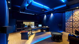 Regieraum Studio 2 Bauer Studios Ludwigsburg Seitenwand mit stoffbespanntem raumhohem Quermodenabsorber und Echtholzdiffusoren vom Typ D300 Deckenabsorber Typ A115 MAX1 und A127 MAX1 Foto Steffen Schmid