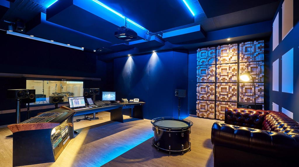 Regieraum Studio 2 Bauer Studios Ludwigsburg Rückwand mit eingelassenen Bassfallen vom Typ B620 Seitenwand mit stoffbespanntem raumhohem Quermodenabsorber und Echtholzdiffusoren vom Typ D300 Deckenabsorber Typ A115 MAX1 und A127 MAX1 Foto Steffen Schmid