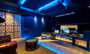 Regieraum Studio 2 Bauer Studios Ludwigsburg Seitenwand mit stoffbespanntem raumhohem Quermodenabsorber und Echtholzdiffusoren vom Typ D300 Deckenabsorber Typ A115 MAX1 und A127 MAX1 Foto Steffen Schmid