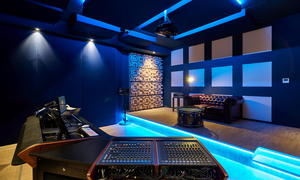 Regieraum Studio 2 Bauer Studios Ludwigsburg Rückwand mit eingelassenen Bassfallen vom Typ B620 Seitenwand mit stoffbespanntem raumhohem Quermodenabsorber und Echtholzdiffusoren vom Typ D300 Deckenabsorber Typ A115 MAX1 und A127 MAX1 Foto Steffen Schmid
