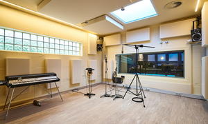 Aufnahmeraum 2 der Bauer Studios Ludwigsburg Wandabsorber Typ A115 STD HR Deckenabsorber Typ A115 MAX1 Foto Steffen Schmid