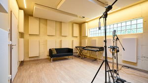 Aufnahmeraum 2 der Bauer Studios Ludwigsburg Wandabsorber Typ A115 STD HR Deckenabsorber Typ A115 MAX1 Foto Steffen Schmid