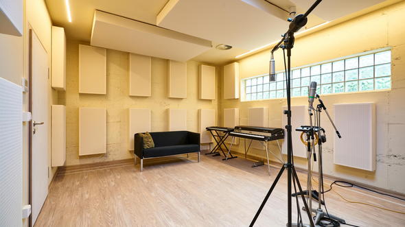 Aufnahmeraum 2 der Bauer Studios Ludwigsburg Wandabsorber Typ A115 STD HR Deckenabsorber Typ A115 MAX1 Foto Steffen Schmid