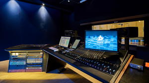 Regieraum Studio 2 Bauer Studios Ludwigsburg Seitenwand mit stoffbespanntem raumhohem Quermodenabsorber Deckenabsorber Typ A115 MAX1 und A127 MAX1 Foto Steffen Schmid