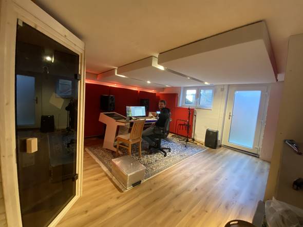 Bild mbakustik Projekt Studio Hanno bei der Arbeit