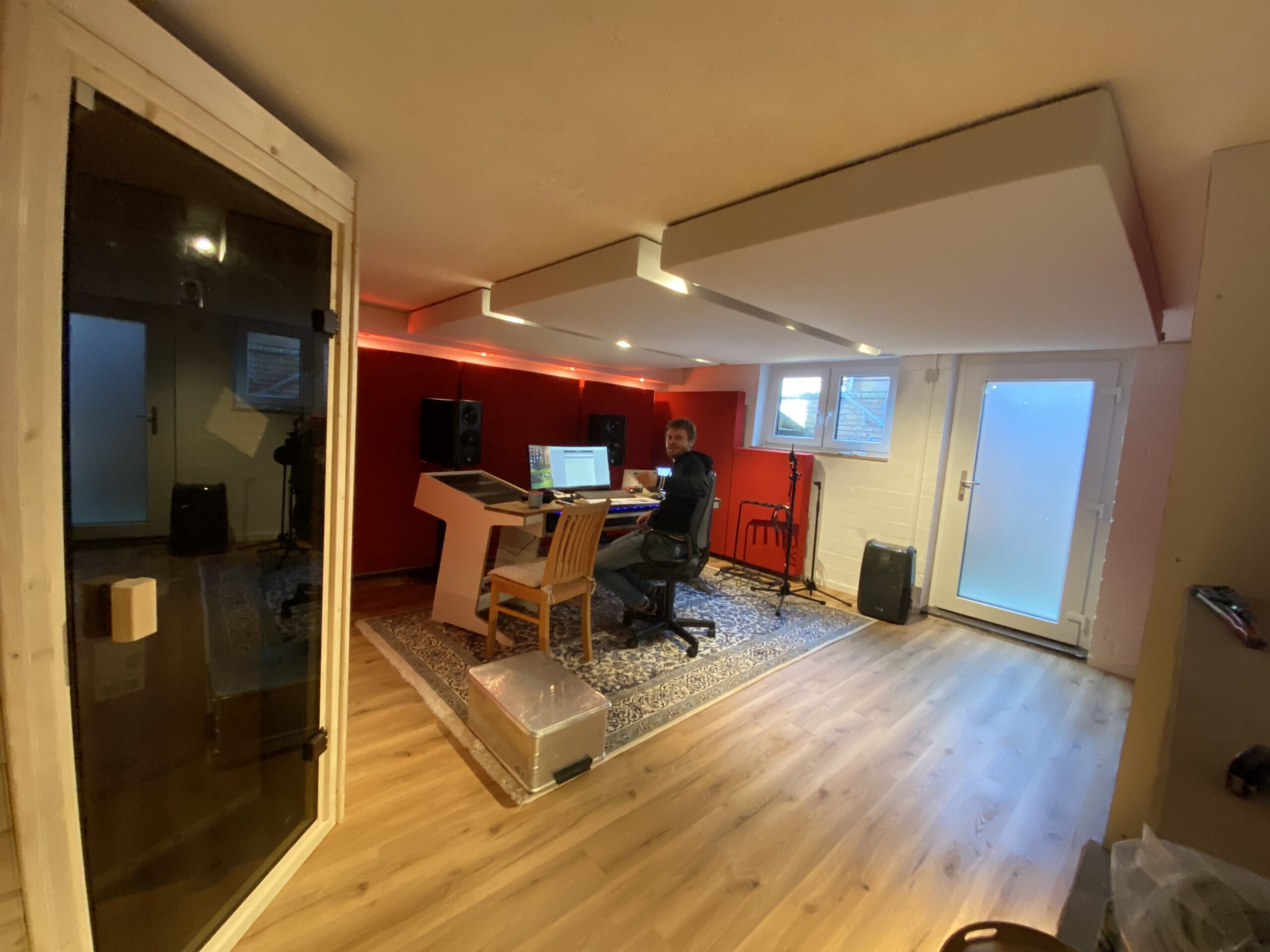 Bild mbakustik Projekt Studio Hanno bei der Arbeit