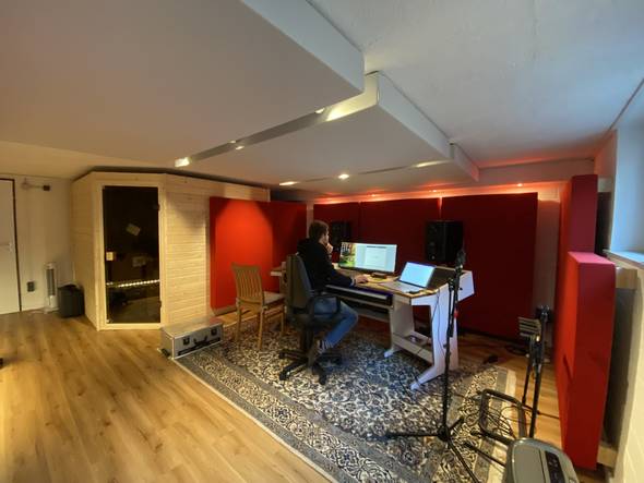 Bild mbakustik Projekt Studio Hanno bei der Arbeit 2
