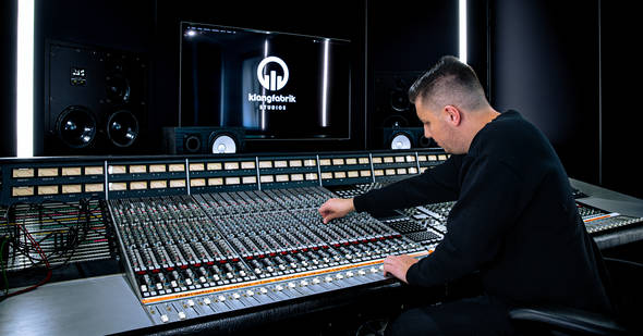 Bild mbakustik GmbH Projekt Tonstudio Oliver Wiesmann im Studio bei der Arbeit