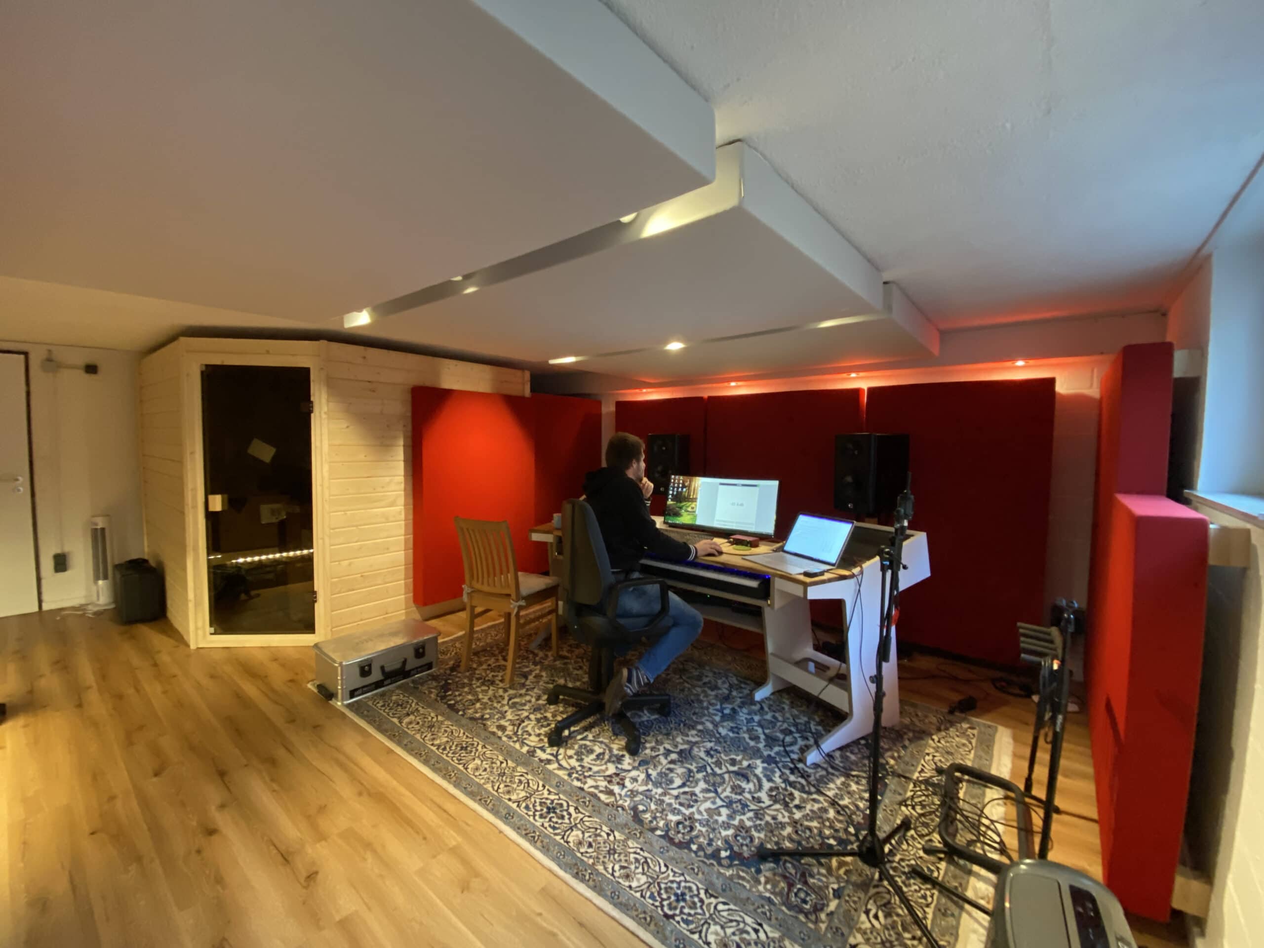 Bild mbakustik Projekt Studio Hanno bei der Arbeit