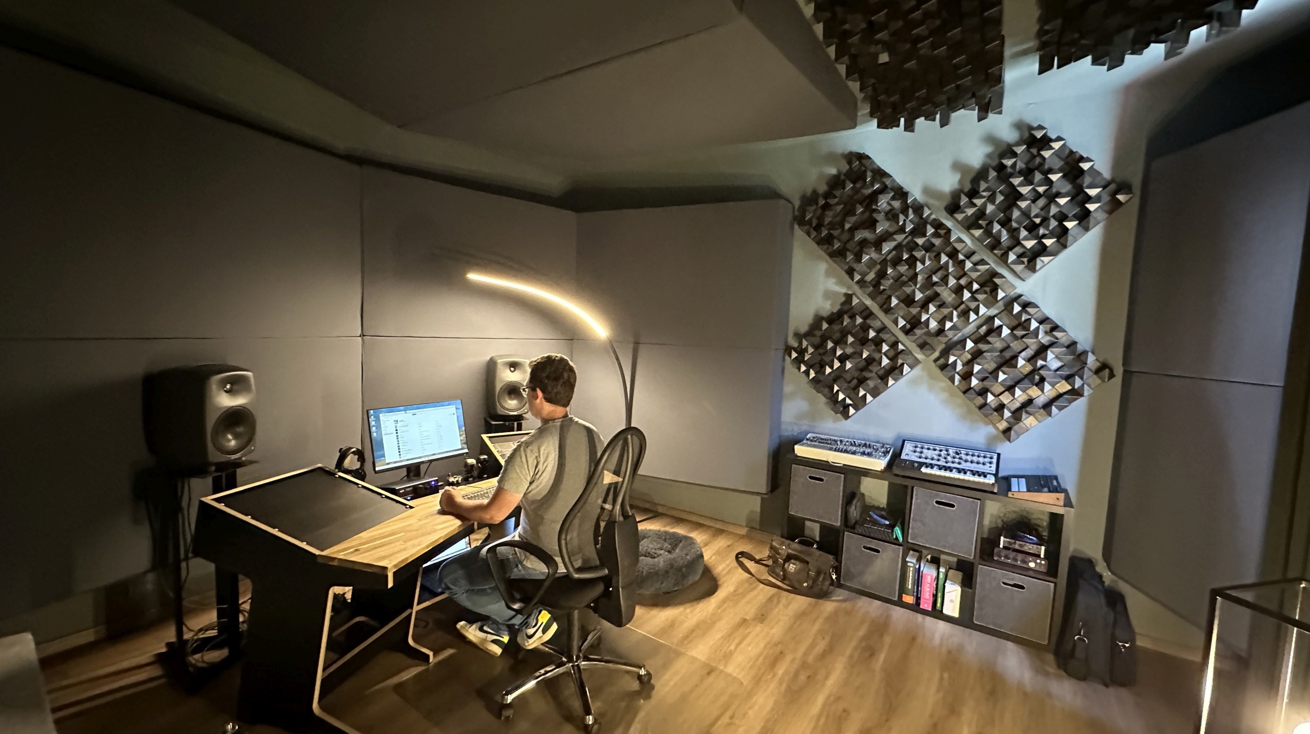 Bild Mastering Regie Hörtests während des Finetunings mbakustik GmbH Referenzakustik Projekt Roy Recklies