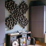 Bild Mastering-Regie-mit-Diffusoren-an-der-Seitenwand-und-Trapcore-Bassfallen-an-der-Rueckwand