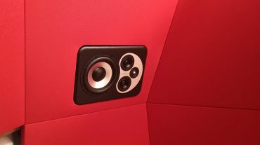 ADS Acoustic Design System Regiefront mit eingelassenen Barefoot Lautsprechern