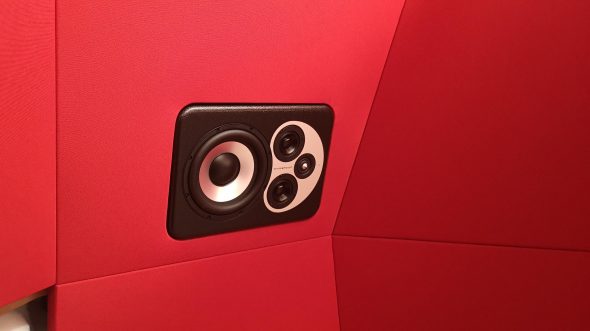 ADS Acoustic Design System Regiefront mit eingelassenen Barefoot Lautsprechern