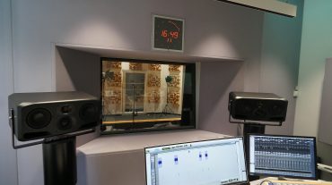 ADS Acoustic Design System Regiefront um Regiescheibe mit integrierter Studiouhr