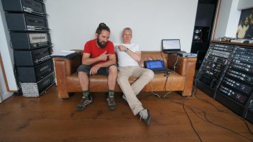 Christian Frick (Rocket Science) und Markus Bertram (mbakustik) auf dem Sofa während der Inbetriebnahme des ABC