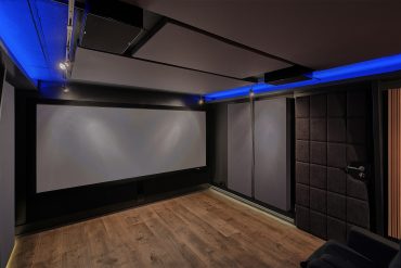 Frontwand, hinter der Leinwand befinden sich die LCR Lautsprecher sowie die vorderen Subwoofer des DBA