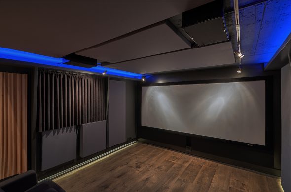 Frontwand mit A100 Absorbern an Decke und Seitenwand