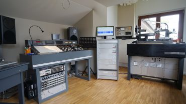 Frontwand mit Acoustic Design System ADS Front und Schnitt-Tisch rechts