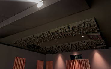 Decke mit RPG Skyline Diffusoren, Absorbern und Layer-2 Lautsprechern von Artcoustic | HAG Fairland Custom Reference