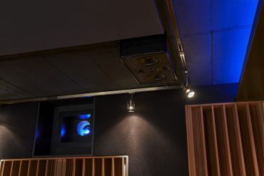 Immersive Lautsprecher hinten oben rechts vor RPG Diffractal Diffusor