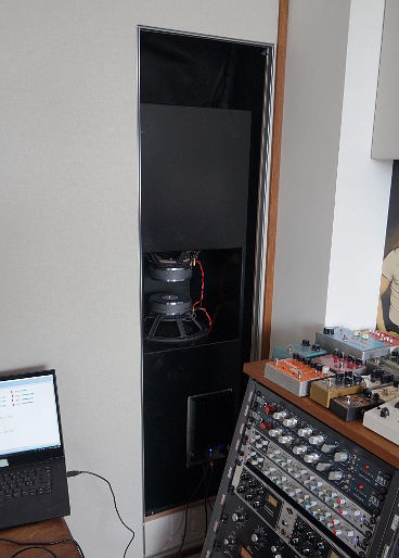 Kompensations-Subwoofer in der geöffneten Regie-Rückwand