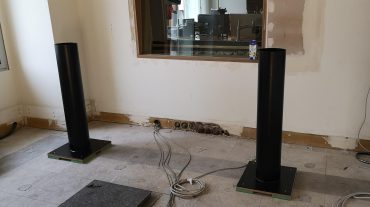 Radio NRW | custom made Lautsprecherstative entkoppelt auf Rohboden