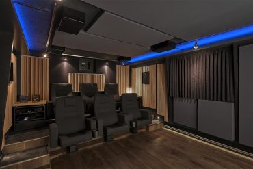 Rückwand, die hinteren Subwoofer des DBA befinden sich hinter der schwarzen Stoffbespannung