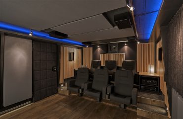 Rückwand mit absorbierend belegter Schallschutztür und Technikracks