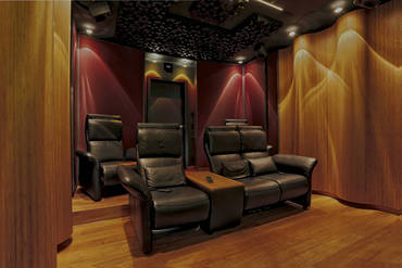 Blick auf die Rückwand des Wave Maxx Heimkinos, die Deckenlautsprecher lassen die Kompatibilität mit Dolby Atmos, DTS-X sowie Auro 3D erahnen