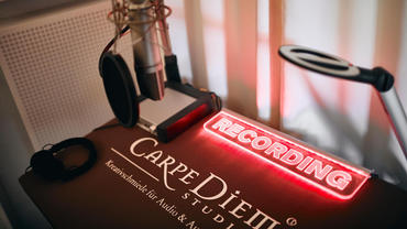 Carpe Diem Studio Aufnahme, Sprechertisch mit schallabsorbierender Auflage