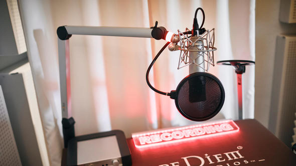 Carpe Diem Studio Aufnahme, Sprechertisch mit schallabsorbierender Auflage