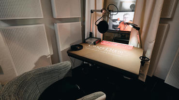 Carpe Diem Studio Aufnahme, Sprechertisch mit schallabsorbierender Auflage