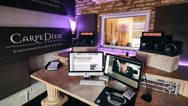 Carpe Diem Studio 2 Frontwand mit A115 Breitbandabsorbern mit Logo