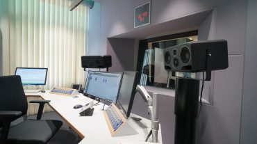 Radio NRW | Regie-Frontwand (Acoustic Design System) mit integrierter Frontscheibe