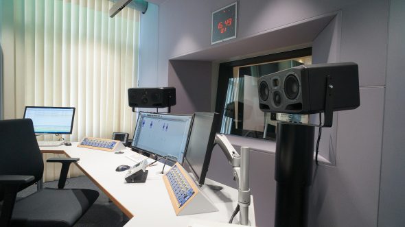 Radio NRW | Regie-Frontwand (Acoustic Design System) mit integrierter Frontscheibe