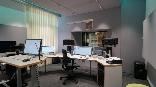 Radio NRW | Blick auf die Regie-Frontwand (Acoustic Design System)