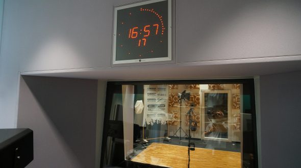Radio NRW | Blick auf die Regie-Frontwand (Acoustic Design System) mit integrierter Studiouhr