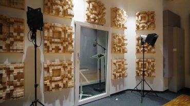 Radio NRW | Blick von der Aufnahme in die Vocal Booth, D300 Diffusoren auf der Wand